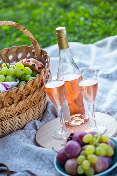 夏天野餐在公园的草坪上 葡萄酒 葡萄和卷在一个篮子在绿色的葡萄树上 — 图库照片