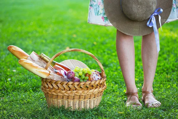 Nyári Piknik Parkban Gyepen Lány Baguette Piknik Kosár Bor Pohár — Stock Fotó