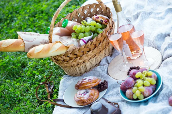 Zomer Picknick Het Grasveld Het Park Stokbrood Wijn Glazen Druiven — Stockfoto