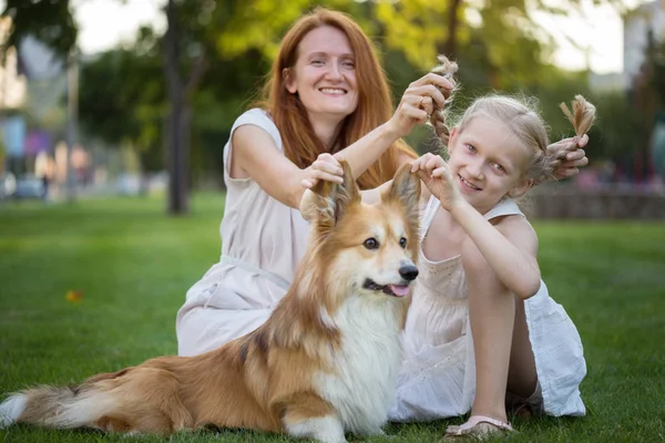Fröhliche Familie Lächelnde Mutter Und Tochter Und Corgi Flauschig Sitzen — Stockfoto