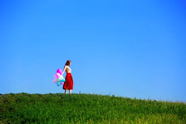 Счастливая Девушка Лугах Тосканы Красочными Воздушными Шарами Против Голубого Неба — стоковое фото