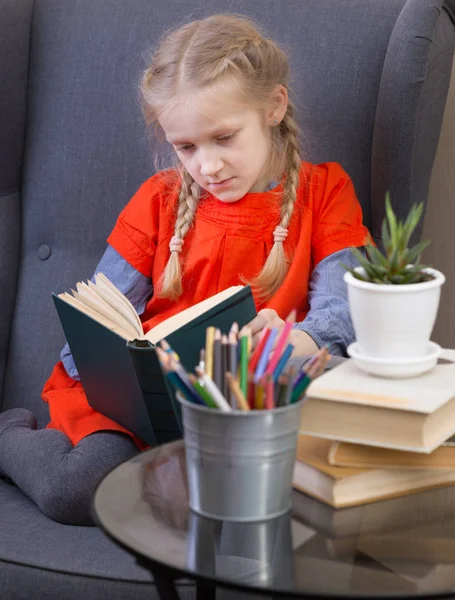 Malá Dívka Sedí Křesle Čte Boo — Stock fotografie