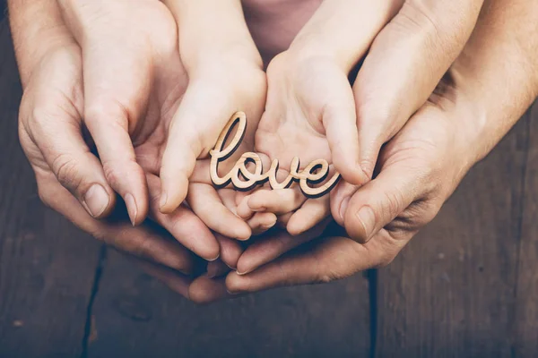 Conceito Valores Familiares Mãos Segurando Palavra Lov — Fotografia de Stock