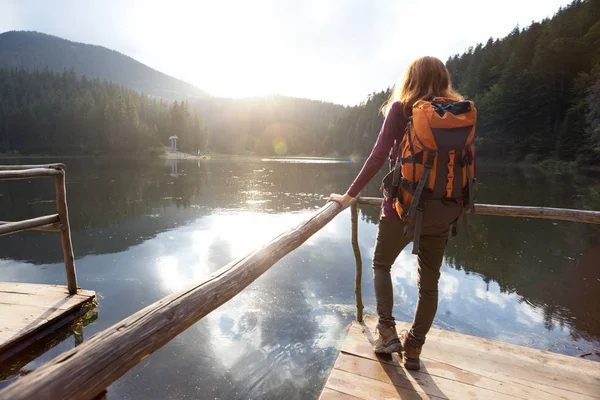 Turista Chica Una Montaña Lago Synevyr Cárpatos Ucrania —  Fotos de Stock