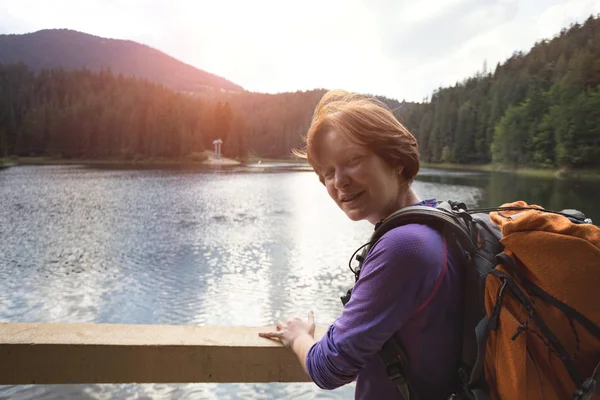 Tourist Girl Mountain Lake Synevyr Carpathians Ukraine — Stock Photo, Image