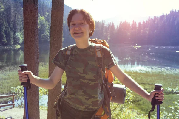 Usmívající Dívka Turistické Horské Jezero Synevyr Západ Slunce Karpaty Ukrajina — Stock fotografie