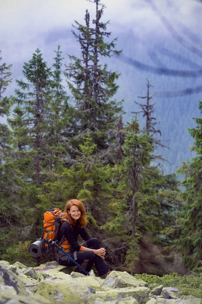Escursionista Ragazza Alle Montagne Dei Carpazi Gorgany Ucraina — Foto Stock