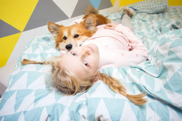 Lustiges Mädchen Und Hundecorgi Auf Dem Bett Kinderzimmer — Stockfoto