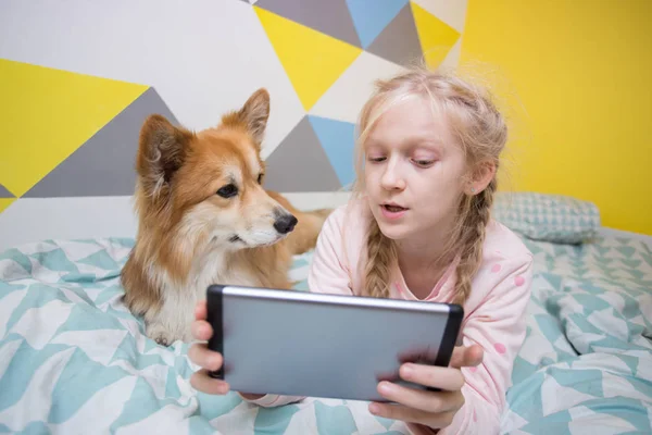 Lustiges Mädchen Und Hundecorgi Auf Dem Bett Kinderzimmer Spielen Auf — Stockfoto