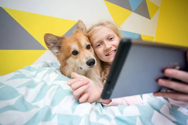 Lustiges Mädchen Und Hundecorgi Auf Dem Bett Kinderzimmer Spielen Auf — Stockfoto