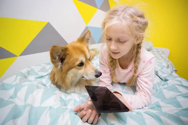 Lustiges Mädchen Und Hundecorgi Auf Dem Bett Kinderzimmer Spielen Auf — Stockfoto