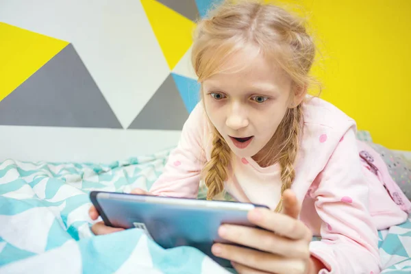 Mädchen Auf Dem Bett Kinderzimmer Spielen Auf Dem Tisch — Stockfoto