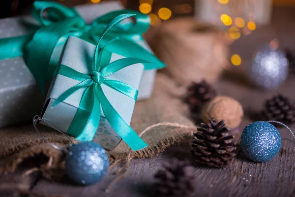 Kerstmis Een Groep Geschenken Achtergrond Van Slinger — Stockfoto