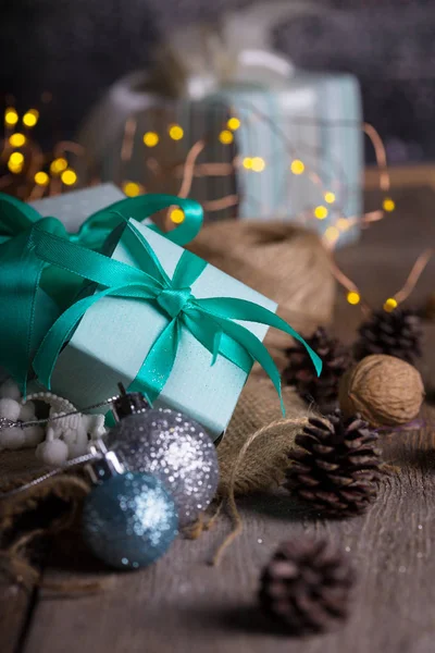Kerstmis Een Groep Geschenken Achtergrond Van Slinger — Stockfoto
