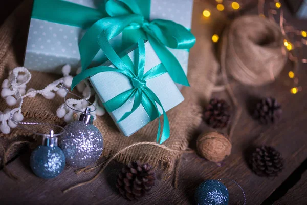 Kerstmis Een Groep Geschenken Achtergrond Van Slinger — Stockfoto