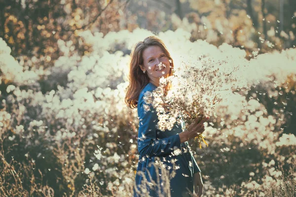 Menina Com Flores Contra Pôr Sol Tarde Outono Lustre Fluff — Fotografia de Stock