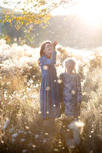 幸せな家族だ 秋の公園で笑顔のお母さんと娘さん — ストック写真