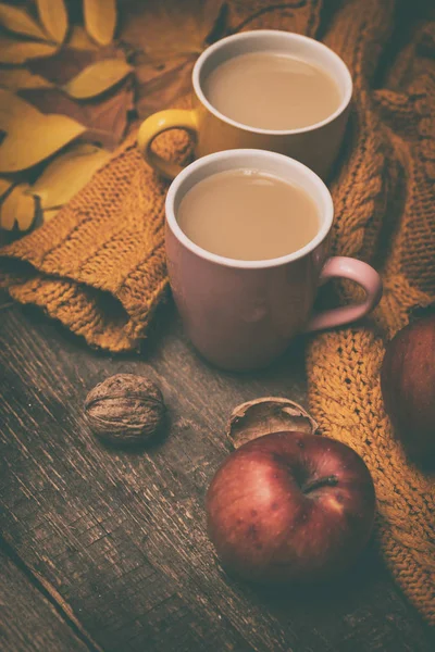 Gemütlicher Herbsttee Tee Mit Milch Äpfeln Nüssen Und Warmem Schweiß — Stockfoto