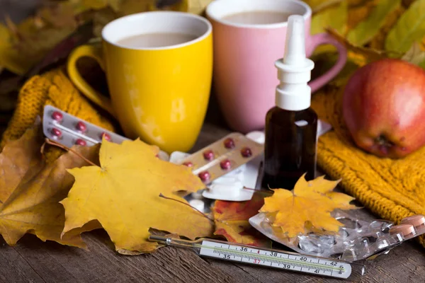 Sturz Und Gesundheitsversorgung Tasse Tee Pillen Und Thermometer Auf Einem — Stockfoto