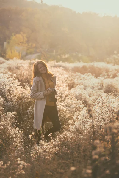 Vintage Herfst Meisje Met Een Vintage Camera Loopt Velden Van — Stockfoto