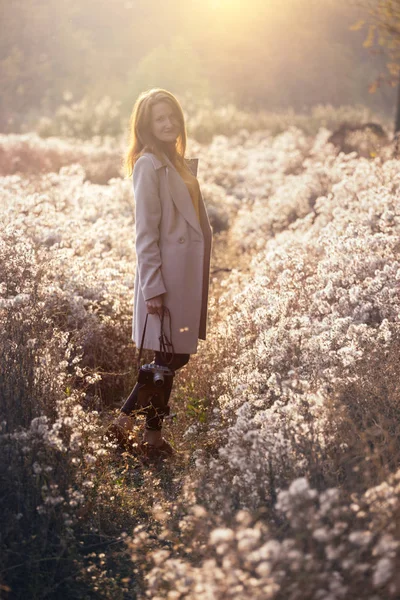 Vintage Herfst Meisje Met Een Vintage Camera Loopt Velden Van — Stockfoto