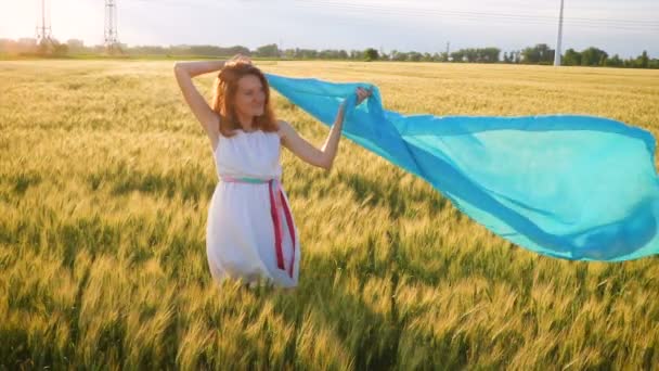 美丽的女孩与蓝色披肩在田野上奔跑 — 图库视频影像