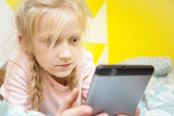 Meisje Het Bed Kinderkamer Spelen Tafel — Stockfoto