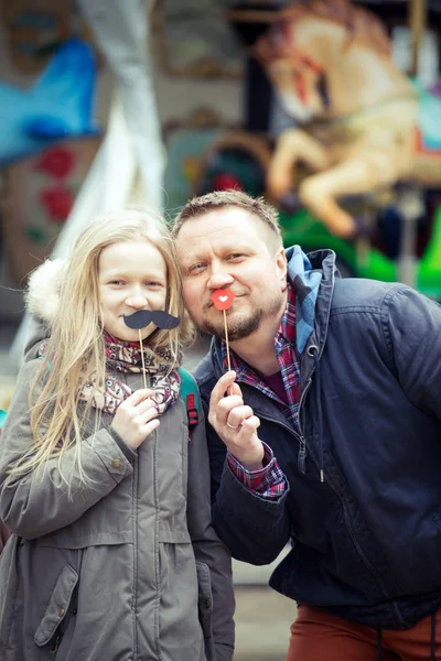 Vater Und Tochter Amüsieren Sich Auf Dem Hintergrund Des Französischen — Stockfoto