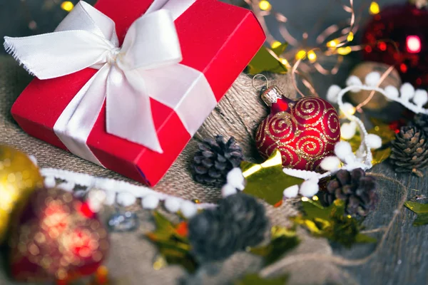 クリスマス ガーランドの背景に贈り物のグループ — ストック写真