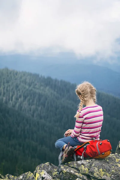 Bambina Turistica Paesaggio Montano — Foto Stock