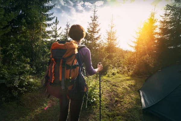 Chica Turística Encuentra Cerca Tienda Campaña Montaña Cárpatos Ucrania — Foto de Stock