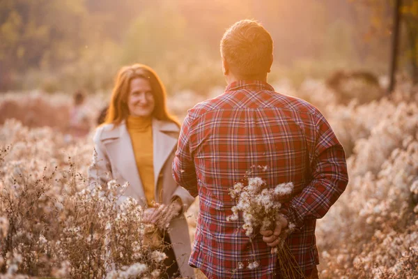 Fun Love Marrieds Couple Man Woman Walk Man Gives Bouque — Stock Photo, Image