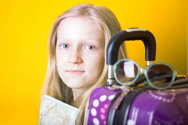 Feliz Fin Semana Chica Sonriente Tropezar Equipaje Mapa Glasse —  Fotos de Stock