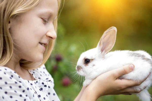 美丽的小女孩手捧着白兔子在那里 — 图库照片