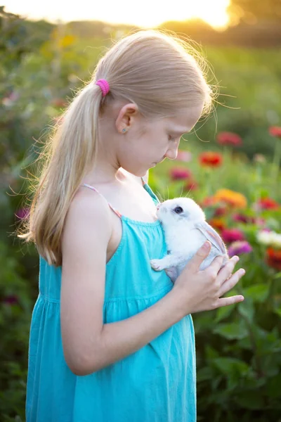 Bella Bambina Che Tiene Mano Coniglio Bianco Garde — Foto Stock