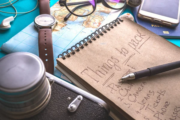 Fondo Para Viaje Planificación Relojes Zapatillas Deporte Mapa Dólares Gafas — Foto de Stock