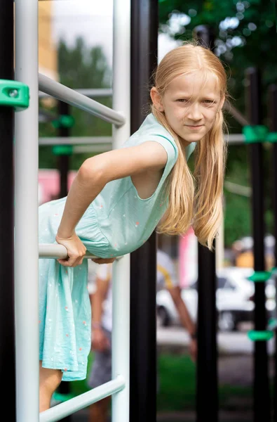 Kinder Urlaub Kleines Mädchen Auf Dem Spielplatz — Stockfoto