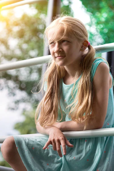 Kinder Urlaub Kleines Mädchen Auf Dem Spielplatz — Stockfoto