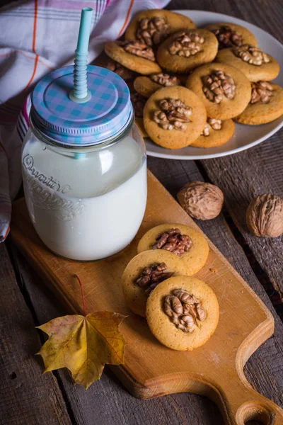 Galletas Jengibre Con Nueces Una Mesa Una Taza Mil — Foto de Stock