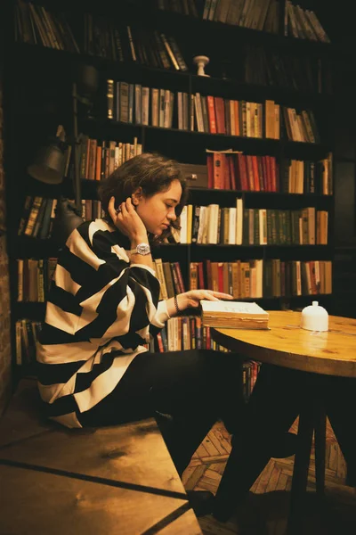 Mädchen Sitzt Mit Buch Und Einer Tasse Kaffee Kaffeehaus — Stockfoto