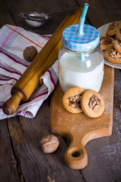 Biscotti Pan Zenzero Con Noci Tavolo Una Tazza Mil — Foto Stock