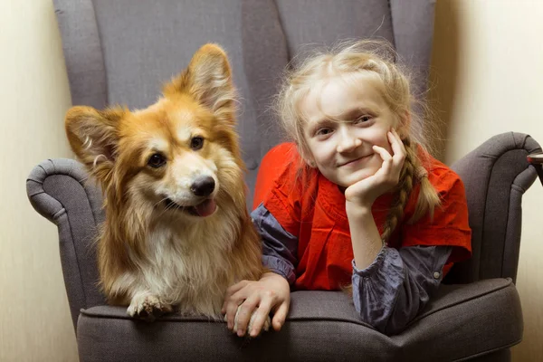 Happy Schöne Blonde Mädchen Und Hund Corgi Flauschig Haben Spaß — Stockfoto