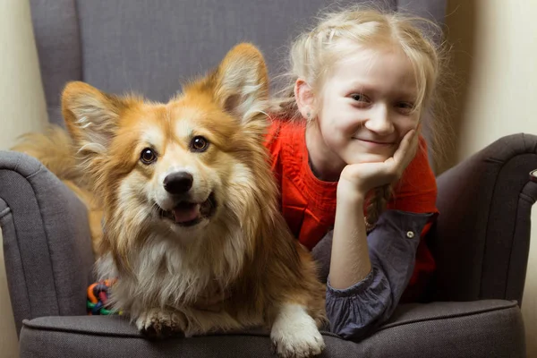 Happy Schöne Blonde Mädchen Und Hund Corgi Flauschig Haben Spaß — Stockfoto