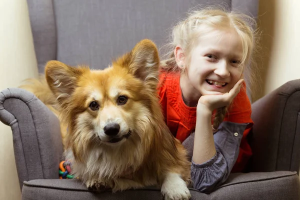 Happy Schöne Blonde Mädchen Und Hund Corgi Flauschig Haben Spaß — Stockfoto