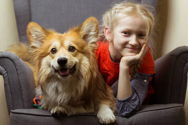 Happy Schöne Blonde Mädchen Und Hund Corgi Flauschig Haben Spaß — Stockfoto