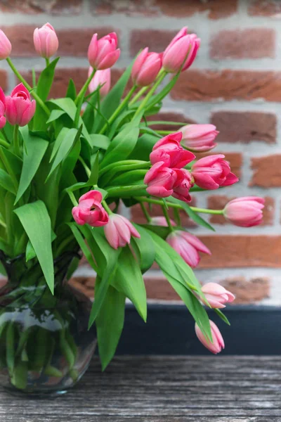 Krásné Růžové Tulipány Váze Proti Cihlové Zdi Poza — Stock fotografie