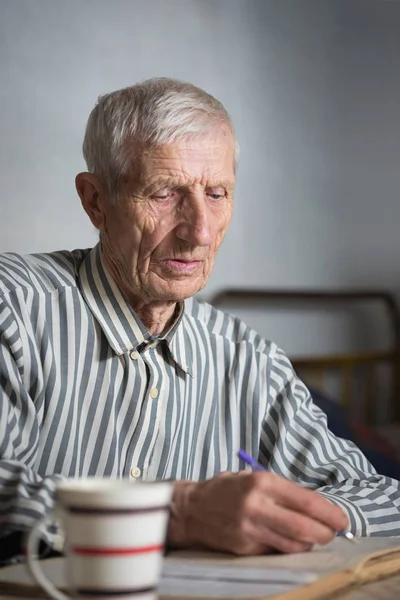Pensionist Portræt Senior Mand Skriver Noteboo - Stock-foto