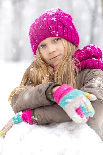 Hiver Petite Fille Souriante Heureuse Extérieur Minuterie Des Chutes Neige — Photo