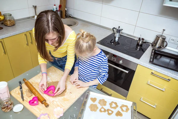 Happy Σαββατοκύριακο Αδελφή Κορίτσια Μαγειρέψουν Ένα Μπισκότα Linzer — Φωτογραφία Αρχείου