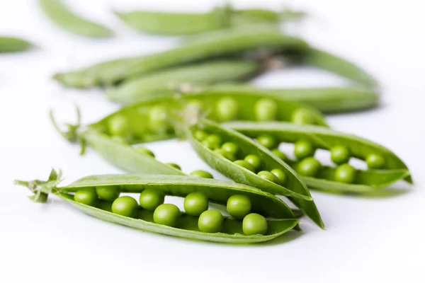 Guisantes Verdes Sobre Fondo Blanco Morir Crudo — Foto de Stock